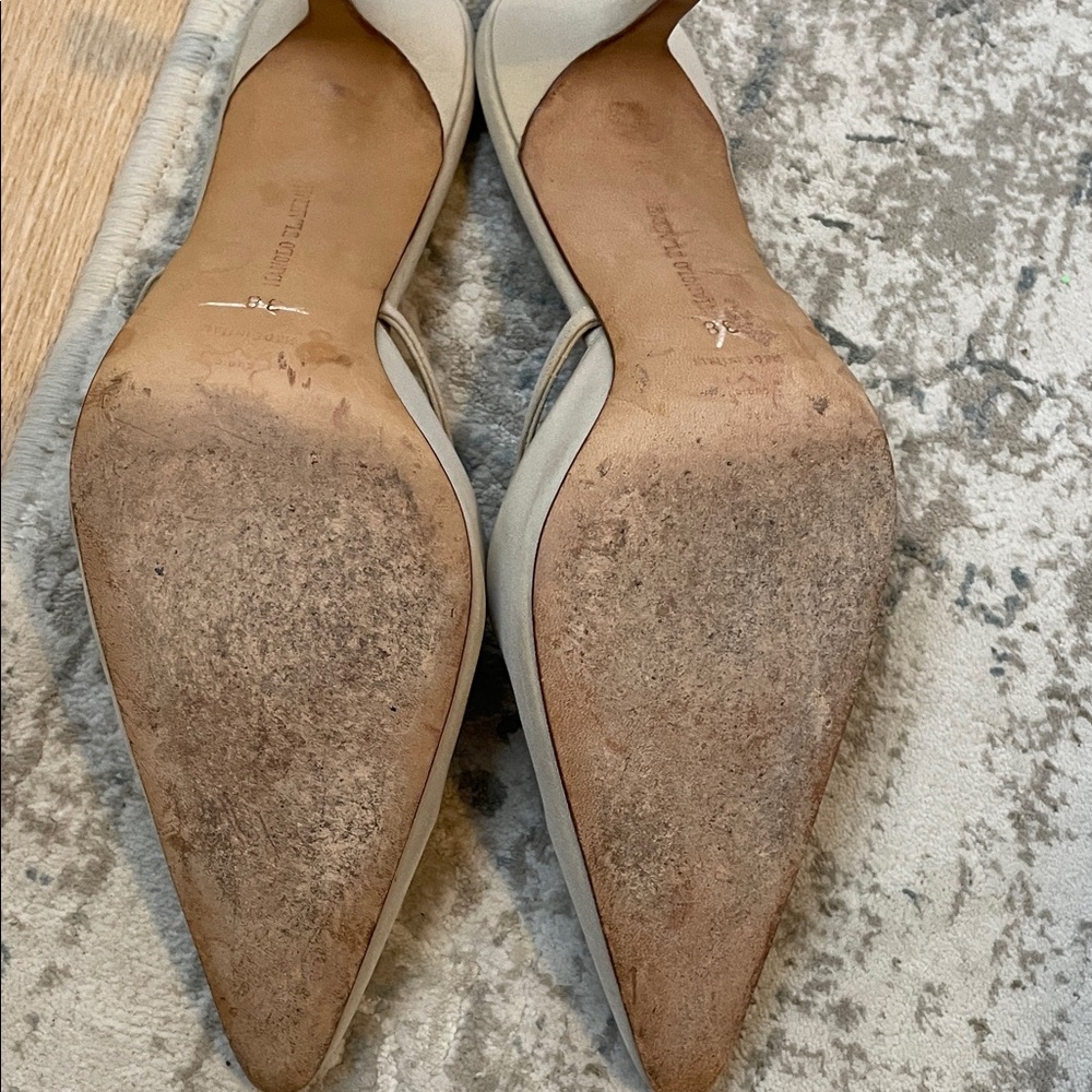Manolo Blahnik (authentic) Cream Pointed Toe Mules with Silver Chain - Picture 7 of 12